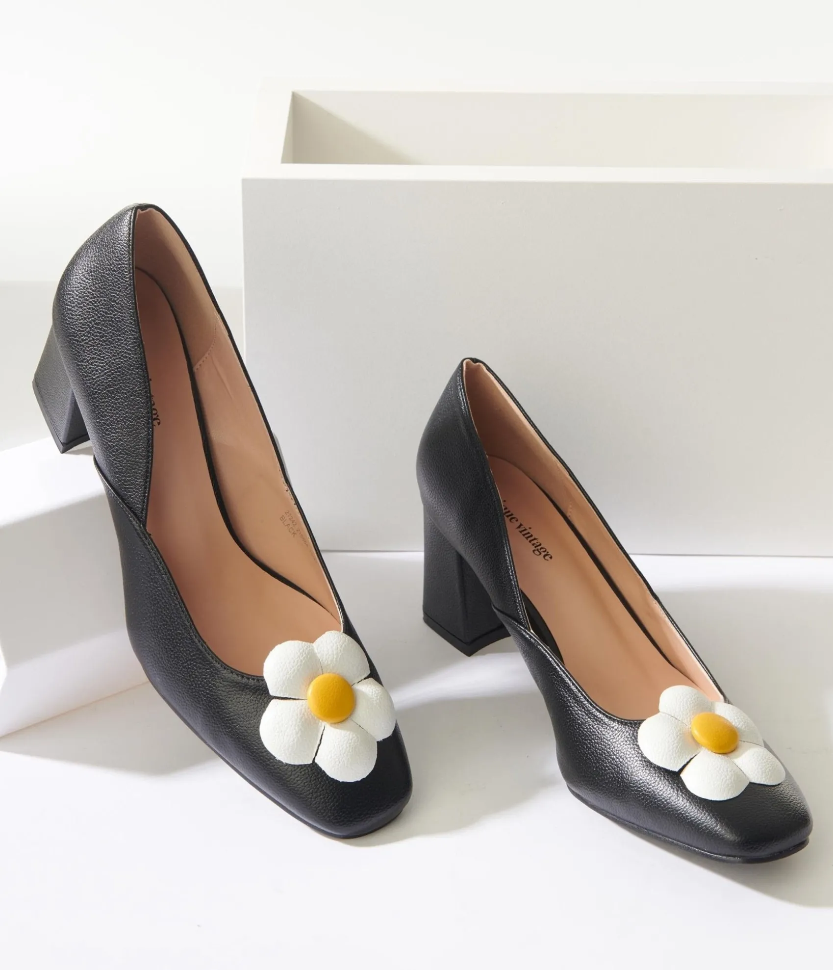 Unique Vintage Black Daisy Pumps Fashion
