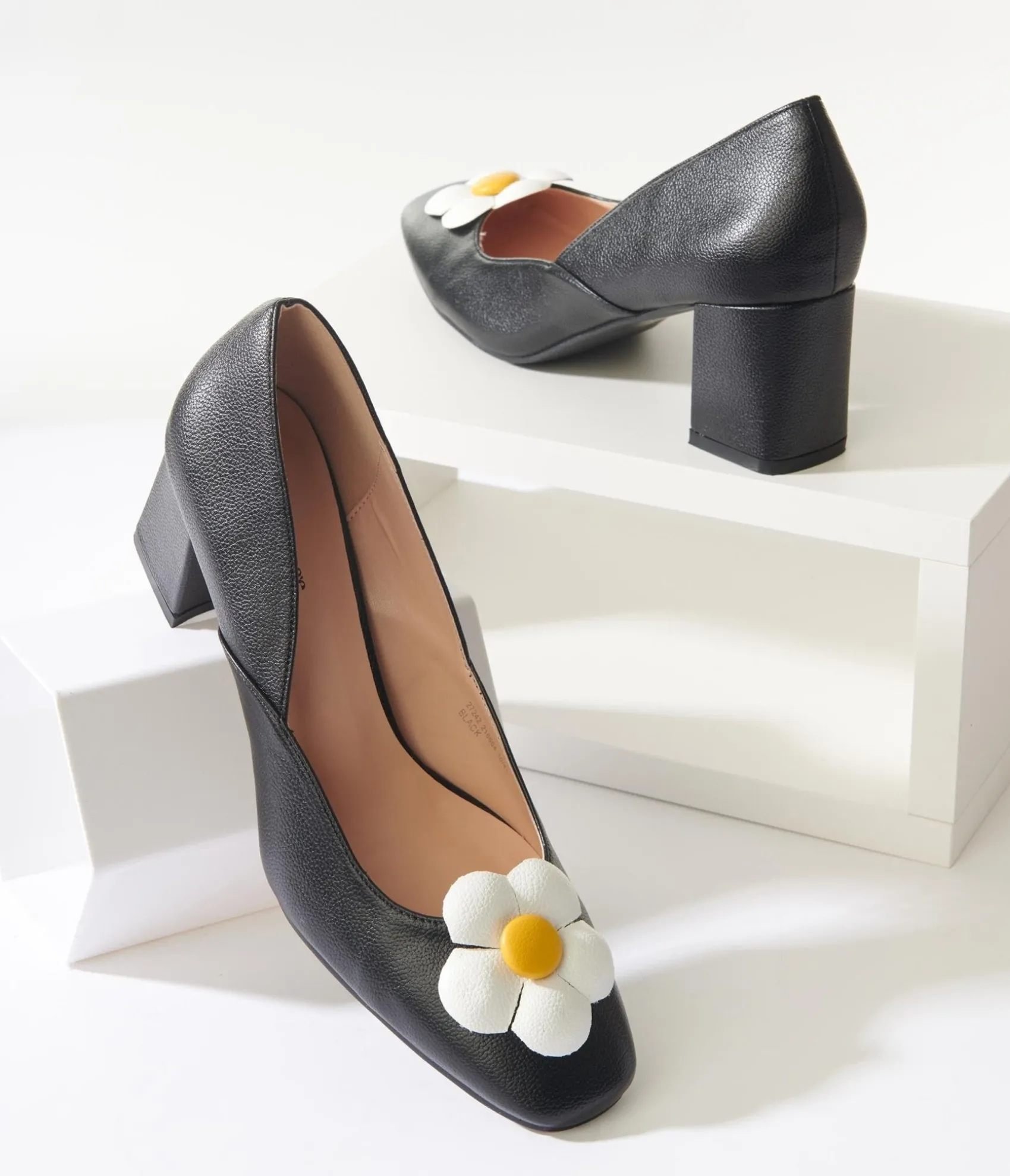 Unique Vintage Black Daisy Pumps Fashion