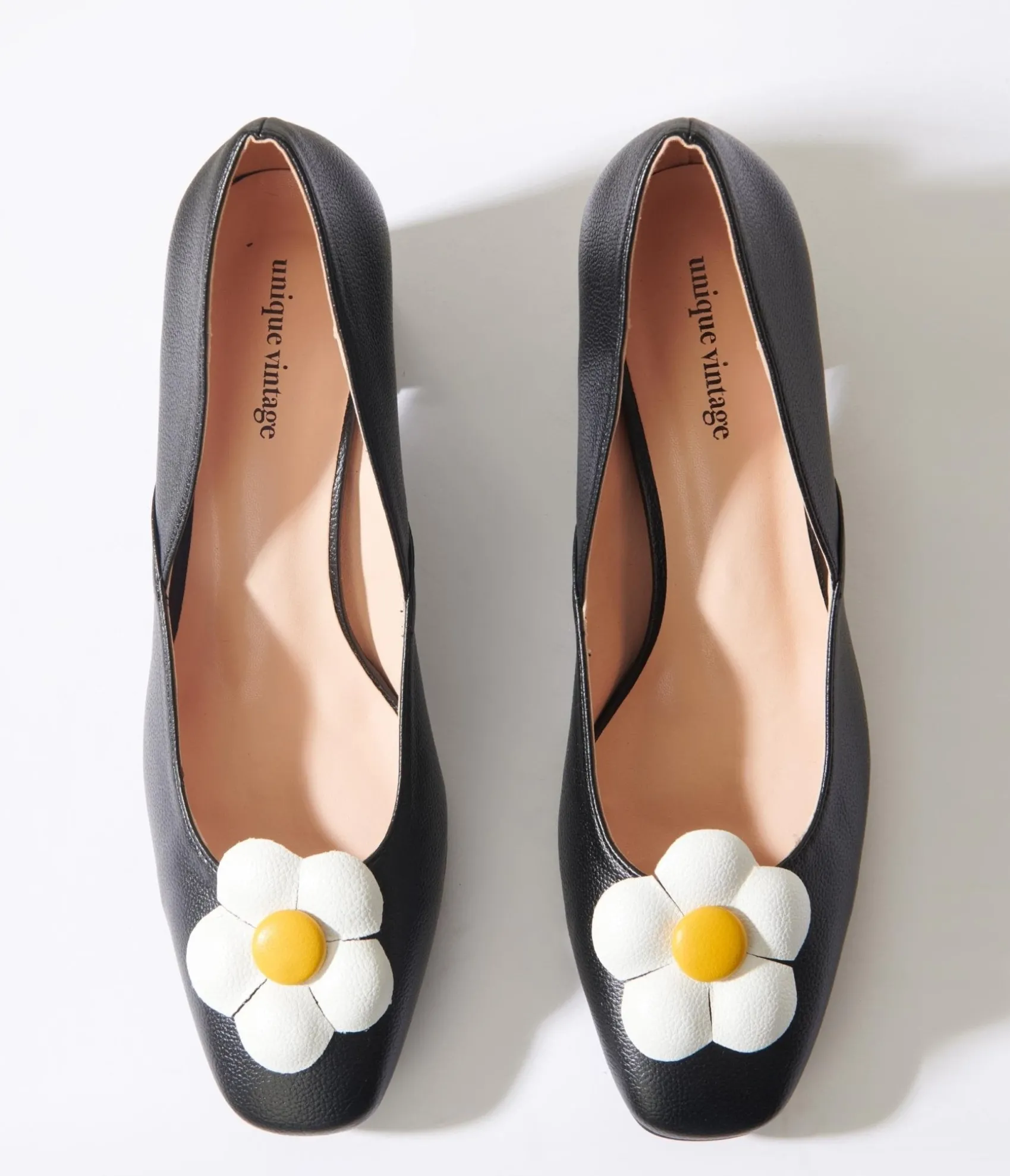 Unique Vintage Black Daisy Pumps Fashion