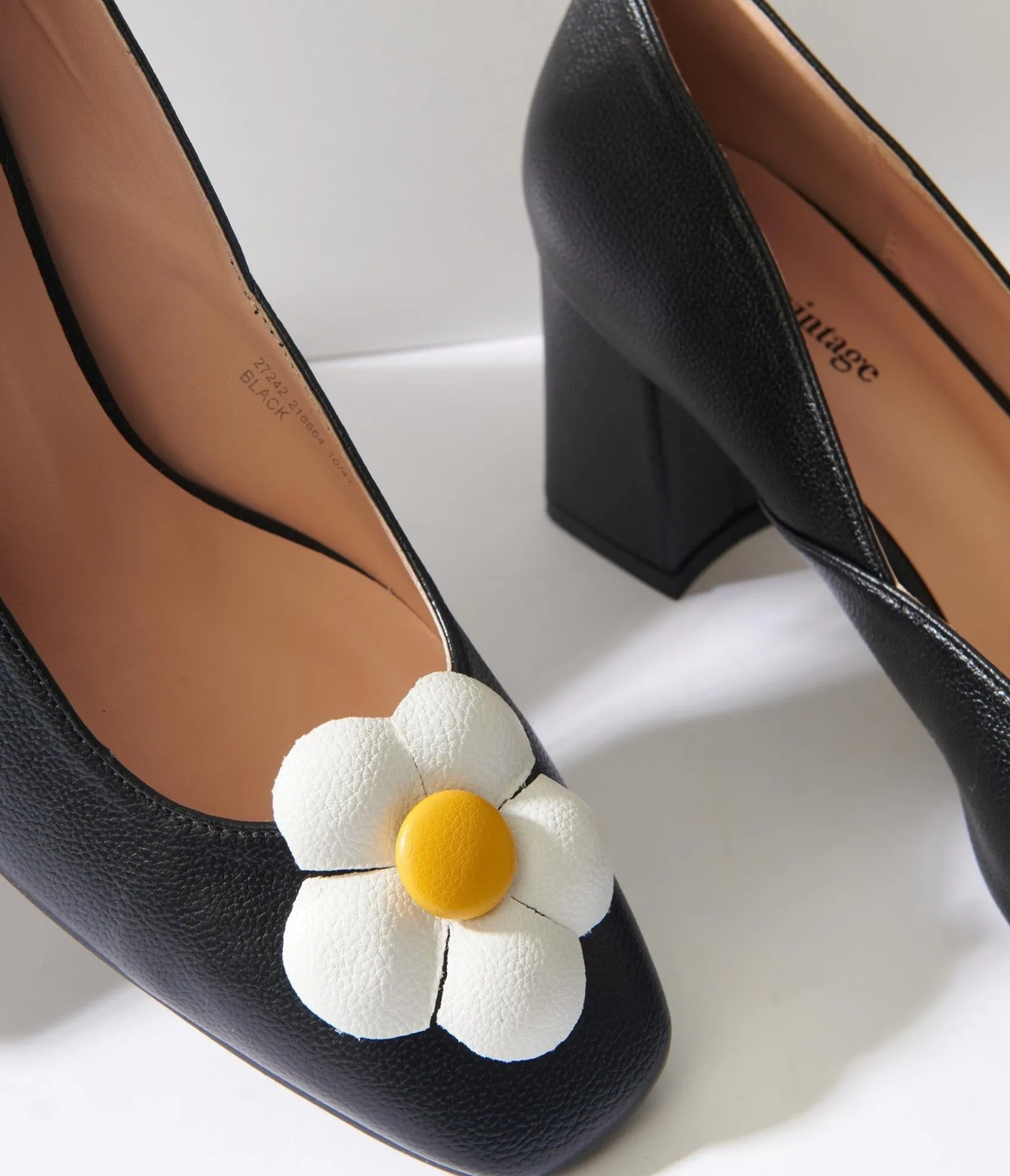 Unique Vintage Black Daisy Pumps Fashion