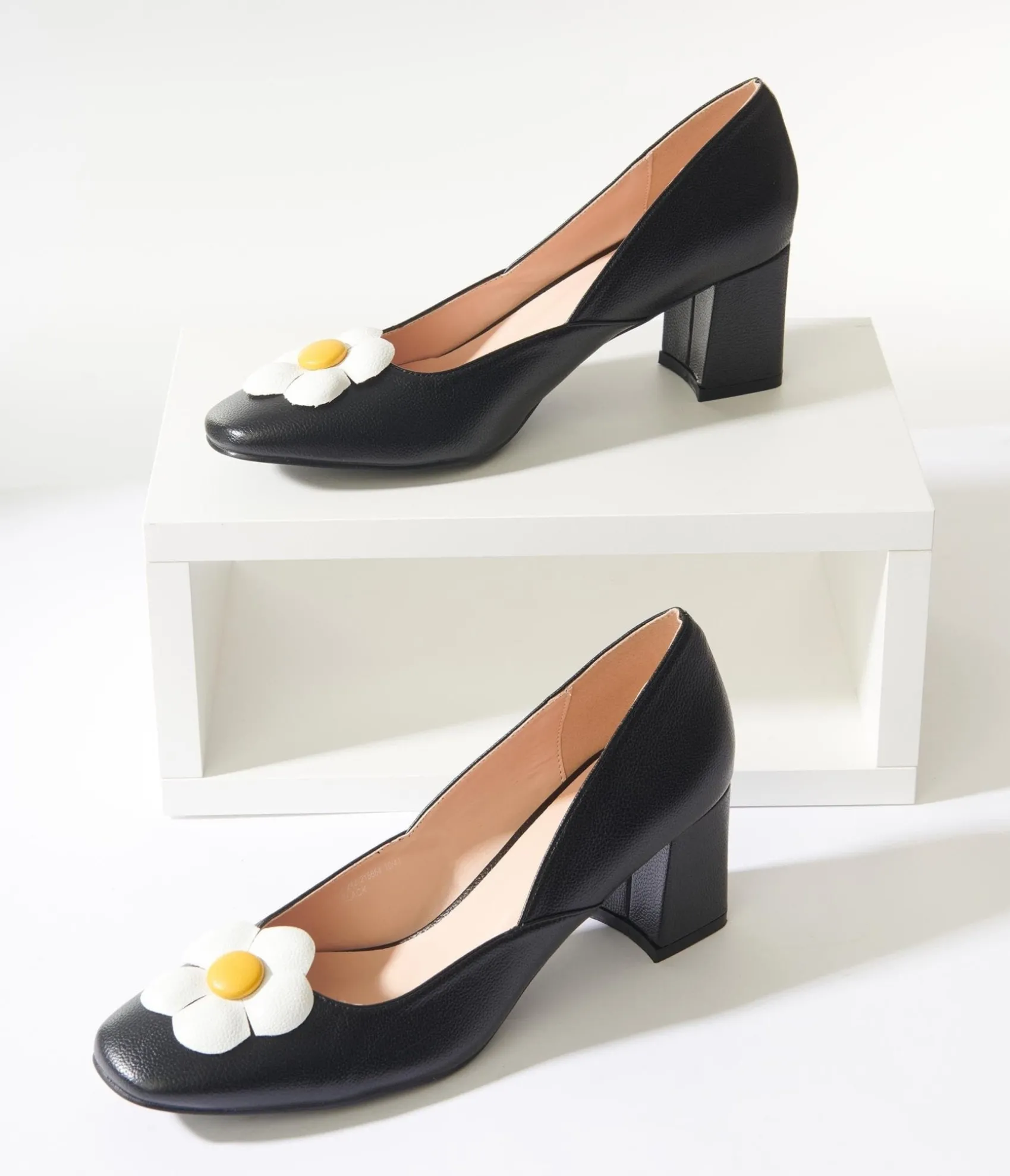 Unique Vintage Black Daisy Pumps Fashion